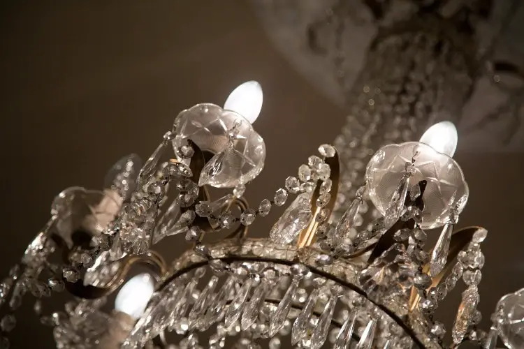 How to clean a chandelier in minutes
