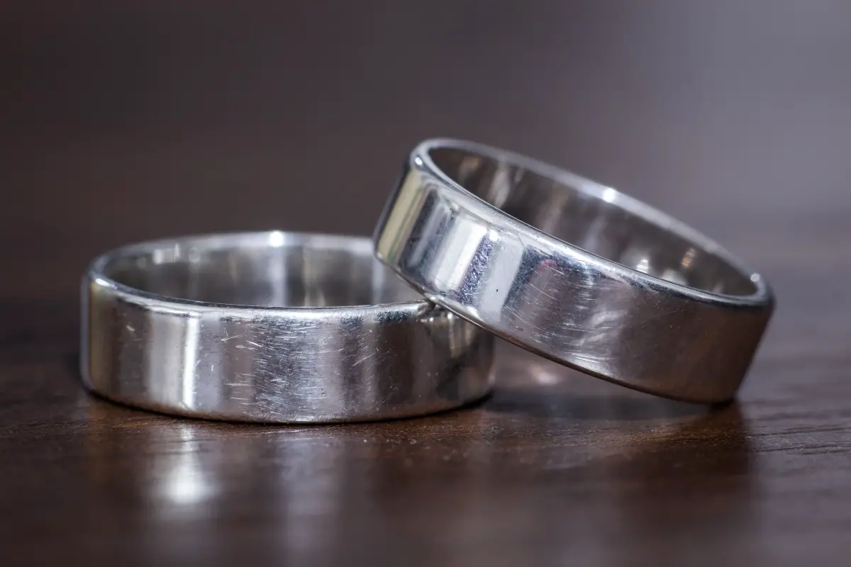 Can You Wash Dishes with Wedding Ring? (Explained) Homelization